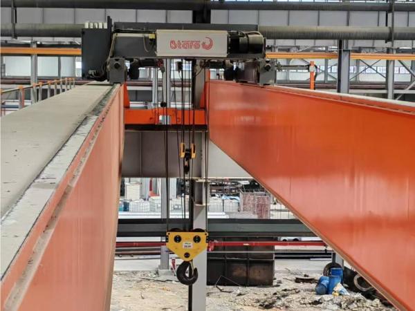Les grues de pont européennes sont équipées de leviers électriques à câbles, à faible bruit et à faible coût d'entretien.