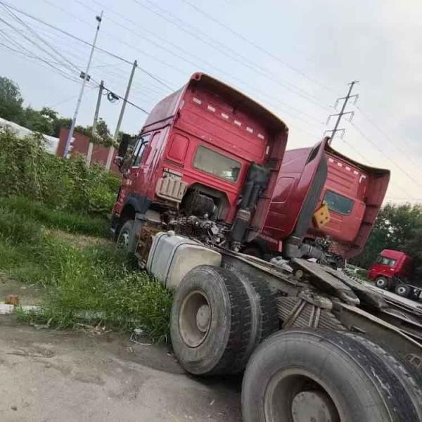 Sinotruk 6x4 Tractor Trucks with Engine Capacity 8L and Left Steering