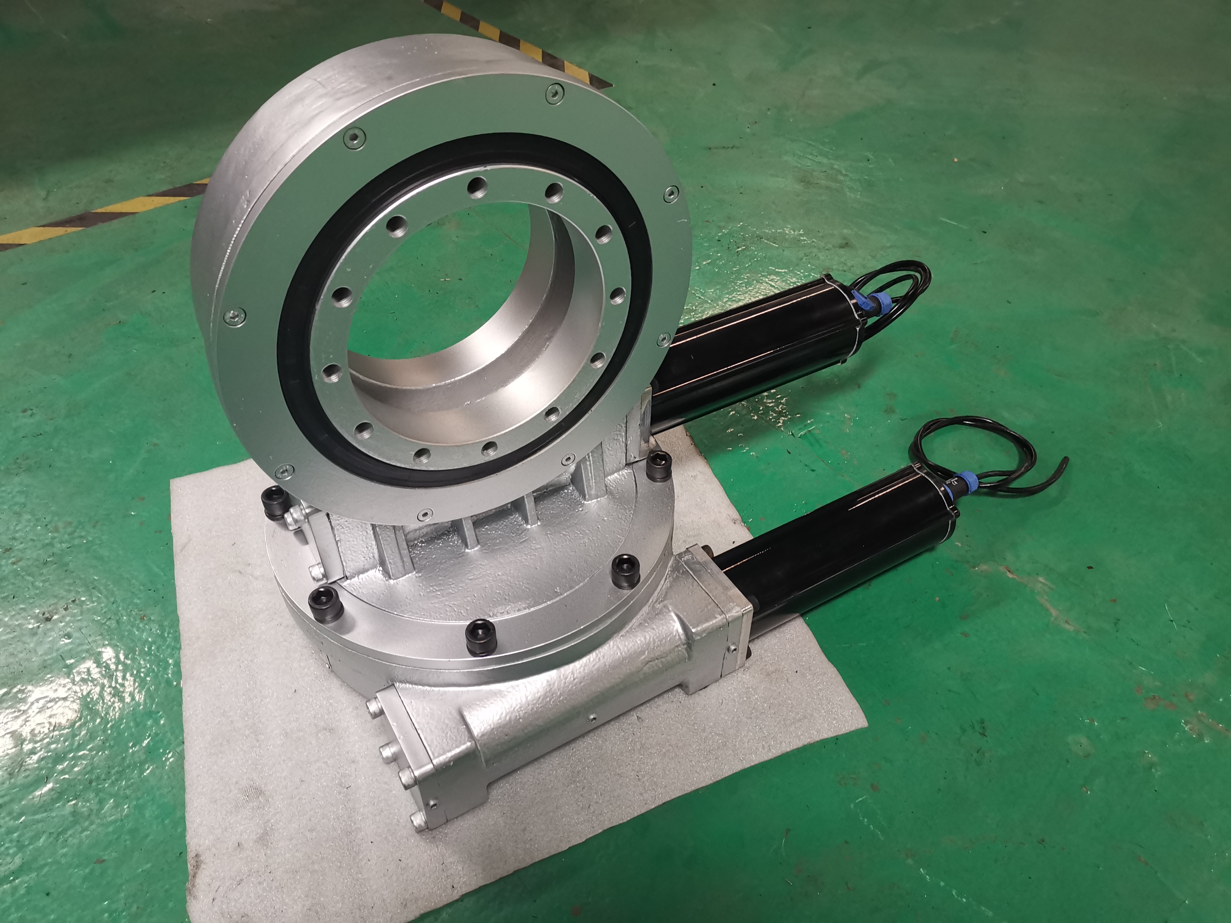 SDE7  Dual Axis IP66 12000Nm Heavy Duty High Quality and Low Price Solar Tracking System Electric Slewing Drive with DC Motor