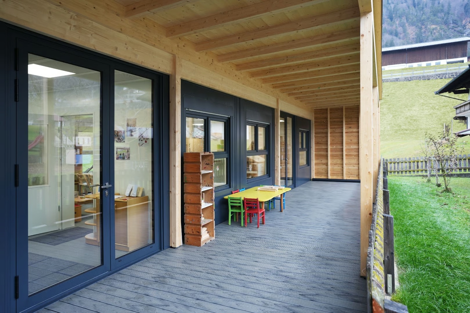 Prefabricated Container Office House with Modern Interior Design for Corporate and Industrial Business Applications