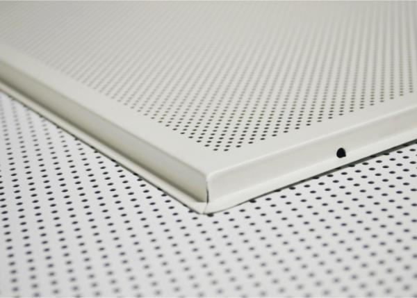 Abra o quadro da pilha colocado em telhas do teto