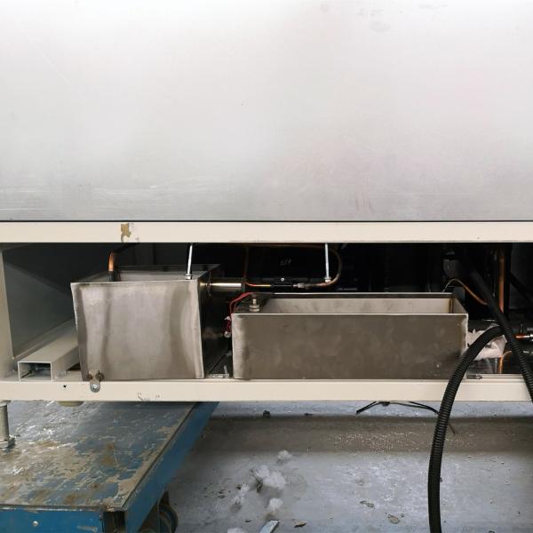 Branchez dans le réfrigérateur ouvert commercial d'affichage pour des boissons de sandwichs