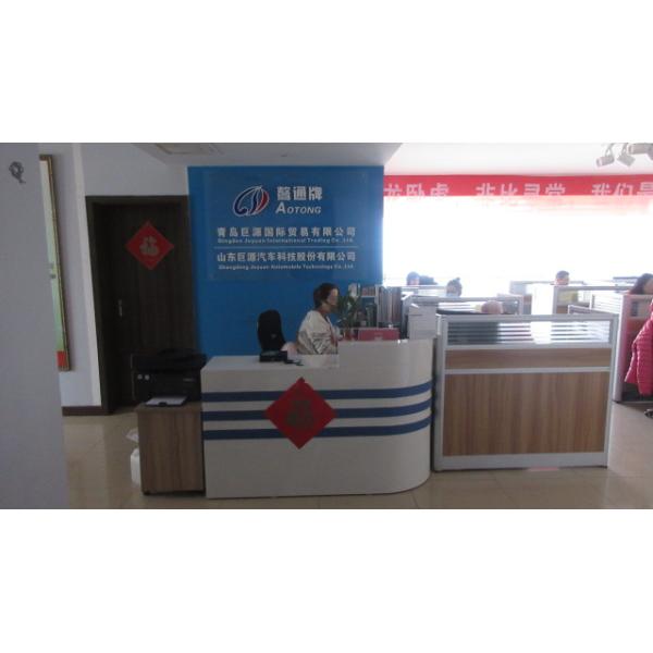 El tren de aterrizaje estándar de 60 metros cúbicos, el tractor lateral hidráulico, el tirador, el semirremolque