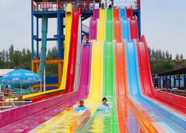 Waterslide exterior dos adultos da juventude da corrediça de água do piloto do Aqua da cor FRP do arco-íris
