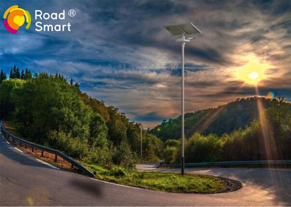 High Efficiency Solar Street Lamp With Mono LED Panel Supporting Battery Charge At 0v