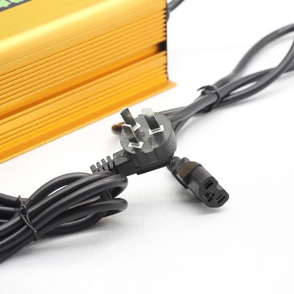 chargeur électrique de Turbo de lithium de chargeur de batterie de 67.2V 3A pour la moto de 16s 60v