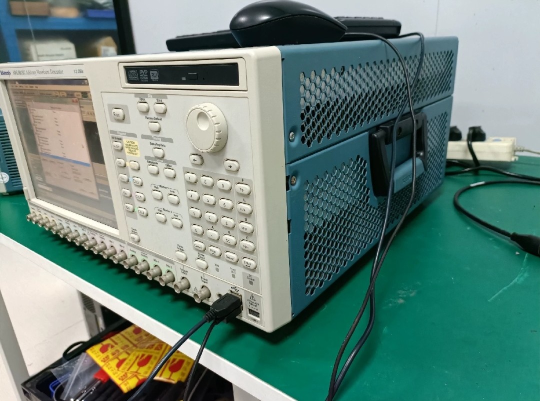 Tektronix AWG5014C произвольный генератор форм волн 1.2 Gsample Per Second 14 бит разрешение 4 канал
