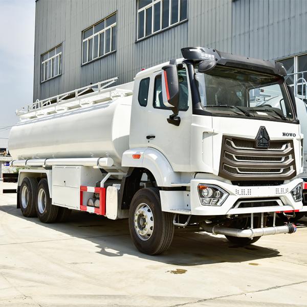 8 Forward Shift Howo Carbon Steel Stainless Steel 20 M3 Heavy Oil Fuel Oil Tanker Truck