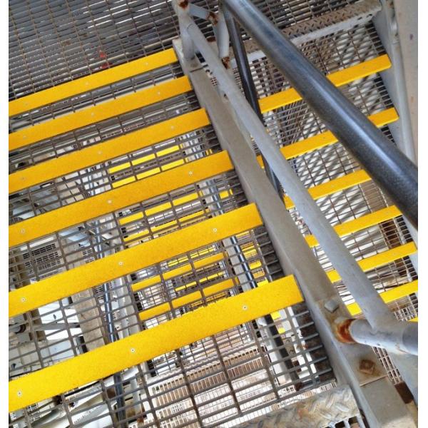 Type différent bandes de roulement d'escalier de grille en métal, bandes de roulement d'escalier discordantes de haute résistance