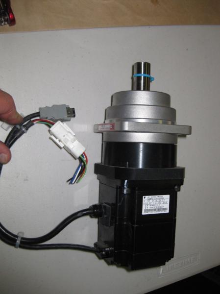 SGMPH-02BAAJ36C   novo original de 100v 200w, preto é o MOTOR principal 3000RPM 3.0A de color.SERVO.
