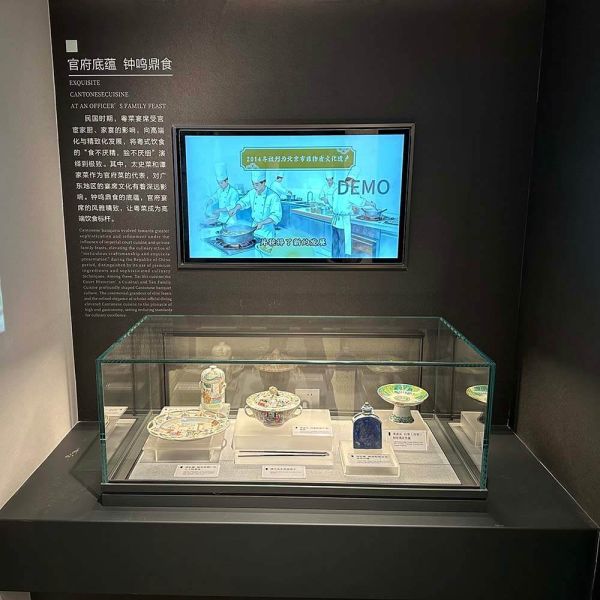 Tabletop Display Unit Transparent Five Sides Complete Circle with Gel Humidity Regulator for Textiles