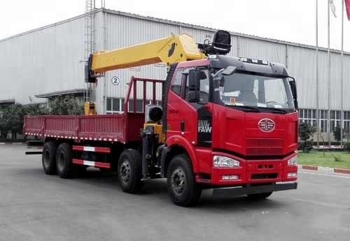 4 o caminhão dos eixos 8x4 montou o guindaste, guindaste hidráulico de 12 toneladas do caminhão