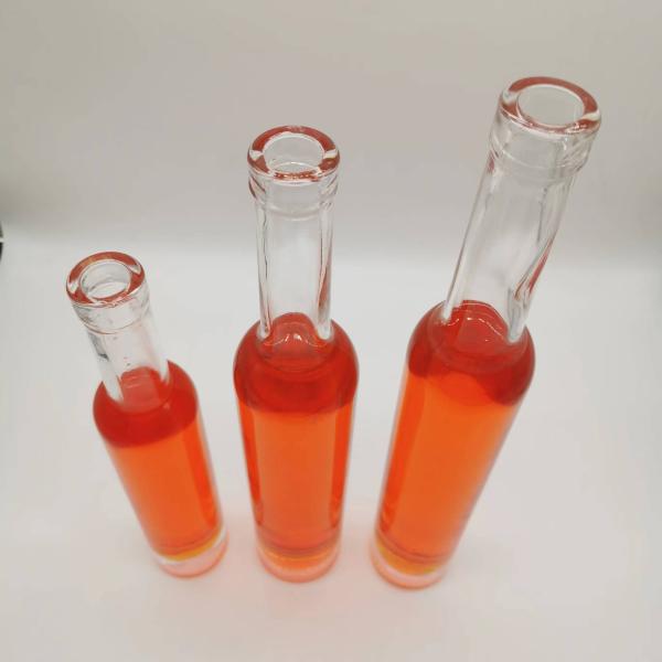 Деликатный внешний вид Высокая стеклянная бутылка для виски Ликер Супер Клинт стеклянный материал