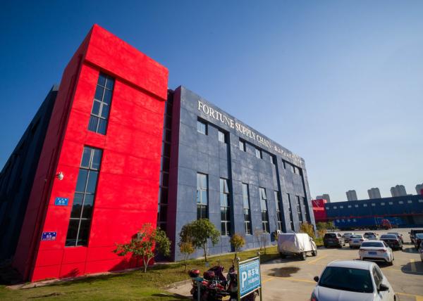 One day tour to the bonded zone for tax refund international transfer to a large duty-free warehouse
