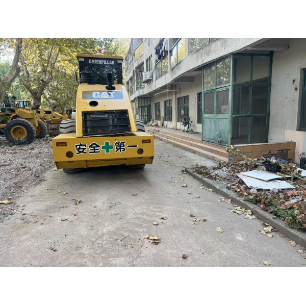 Used CAT CS-683E Single Drum Vibratory Road Roller with Tier 3 Emission Standard, 10800 kg Operating Weight, and 2134 mm Drum Width