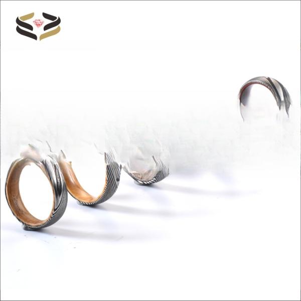 Anneaux de mariage de Damas gravés 6 mm 8 mm avec incrustation de manche en bois bleu violet