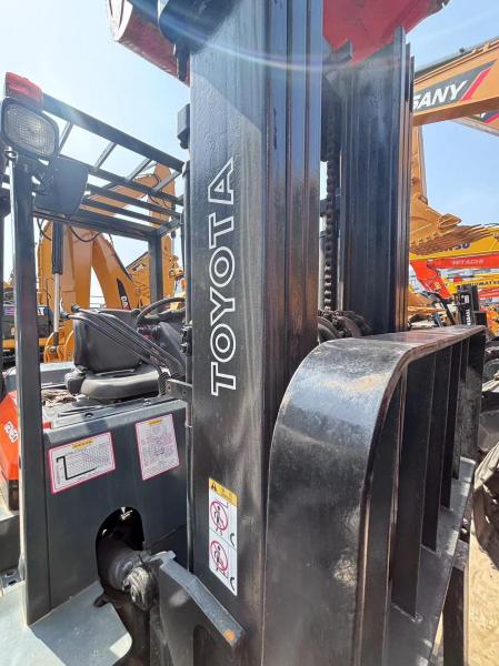 Used TOYOTA 3ton 5ton diesel Engine Forklift good Price in Shanghai 