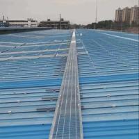 Passerelle à panneaux solaires avec propriétés antidérapantes pour le trafic piétonnier sur le toit