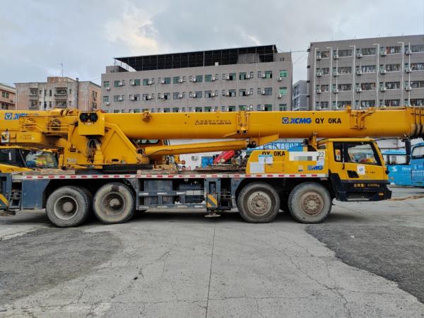 Équipement de levage de grue hydraulique mobile pliable de 50 tonnes monté sur un camion