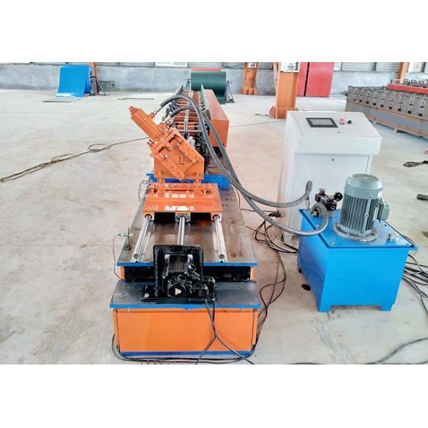 следы стержня металла и канала следа u стальные освещают стальной крен киля формируя машину