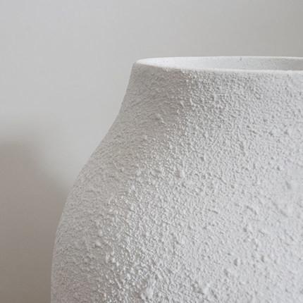 O vaso de flores dá forma à decoração artificial da sala de visitas da alameda do balcão da planta dos ornamento do rosto humano