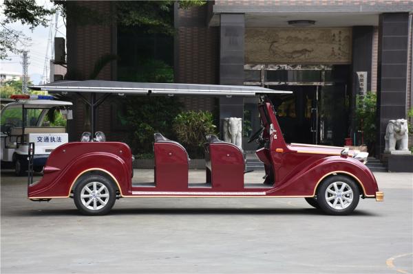 Carros elétricos vermelhos romances do vintage, carrinho de golfe do passageiro do clássico 8 do turista