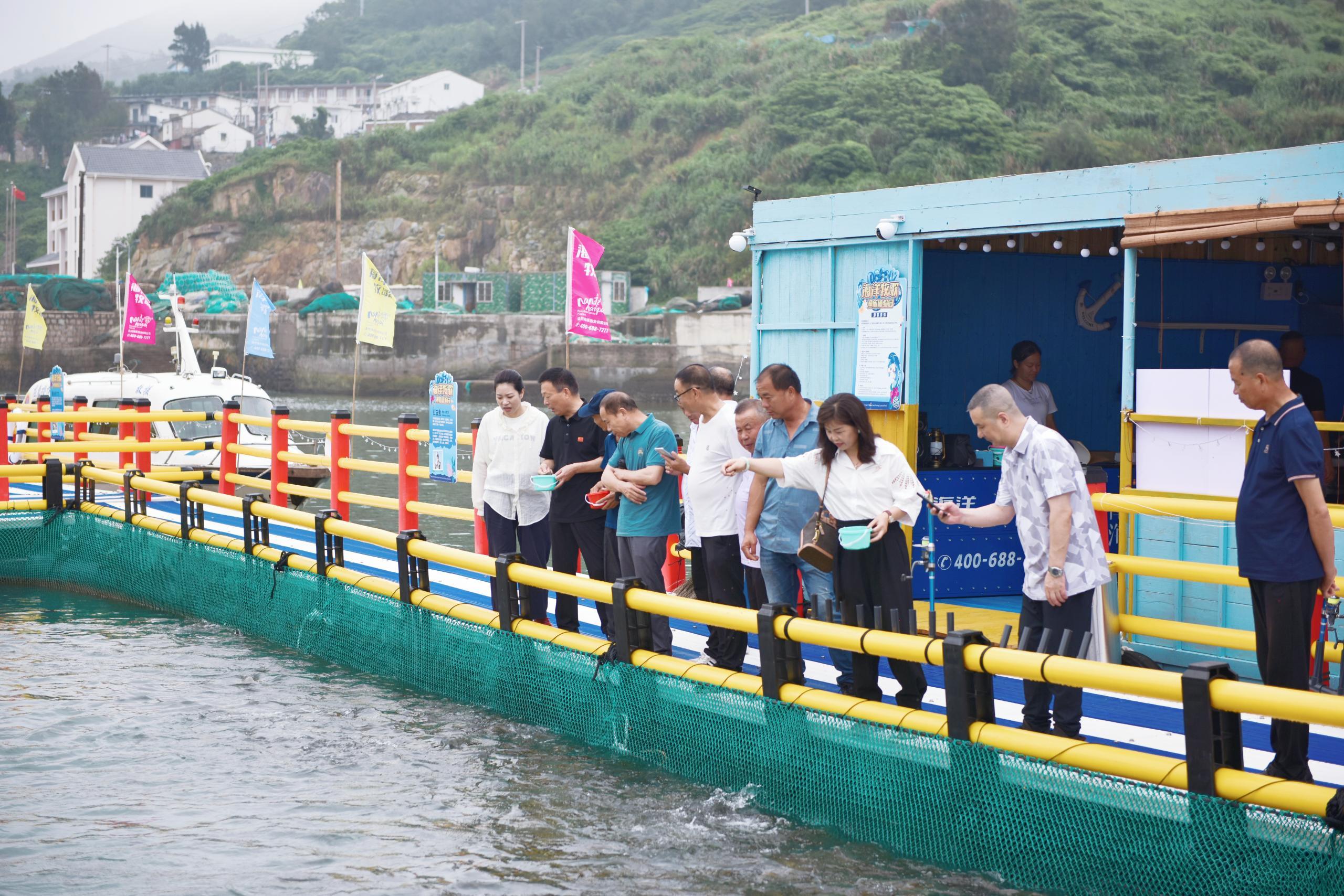 HDPE floating fish cage is designed for aquaculture and recreational fishing