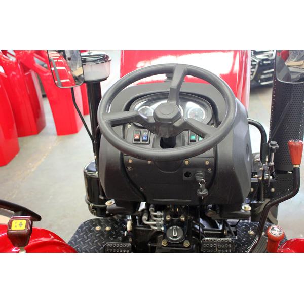 Маленький трактор 4WD идеально подходит для небольших садов