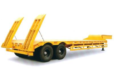 13m 30T Heavy Duty Low Loader Trailer, 2 axes Lowboy Semi Trailer qui est équipé d' un moteur à deux roues.