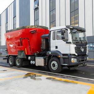 40m³ Triple Auger Truck Mounted Mixer Feeder For High Capacity Livestock Operations