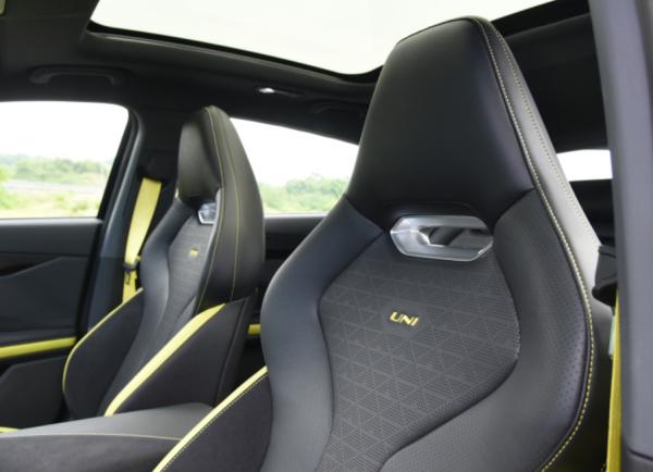 A porta de condução 5 da edição 2.0T 5 de Chang'An UNI-V 2022 assenta o estojo compacto de SUV do carro com porta traseira