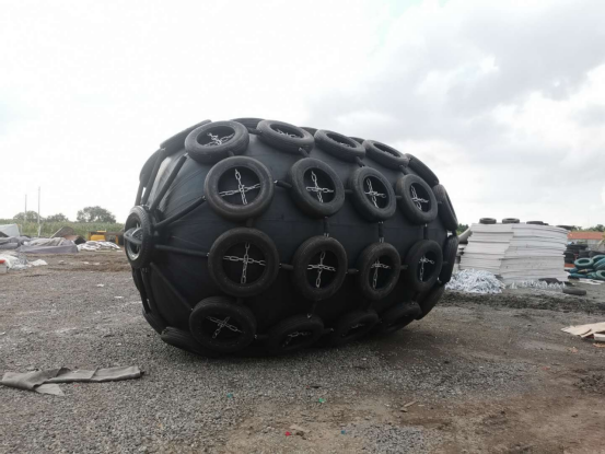 STS basse force de réaction Yokohama Pneumatique Fenders en caoutchouc avec chaîne et pneus