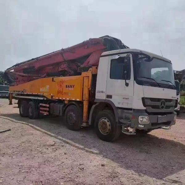 Proceso de mecanizado hidráulico de 56 metros de camión montado bomba de hormigón para el chasis de Benz Rojo