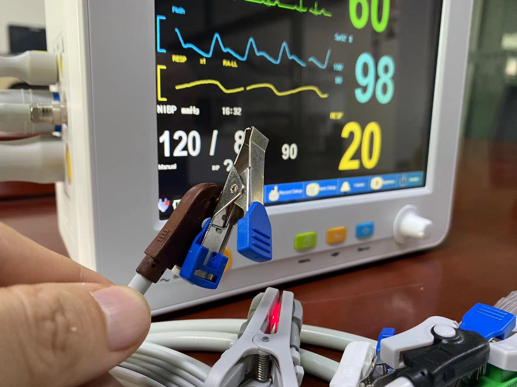 Монитор экрана TFT LCD портативный ветеринарный терпеливый с измерением Temp ECG SPO2 NIBP