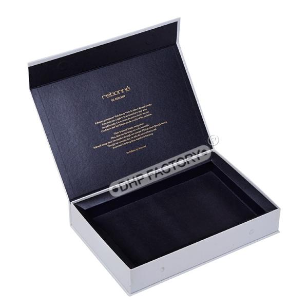 Une boîte cadeau blanche avec un couvercle magnétique