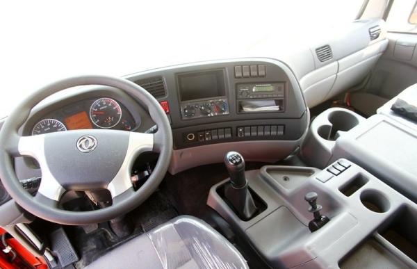 6x2 210hp Cargo Van Truck ISDe 210 30 Cummins Engine DC7J100TA Gearbox