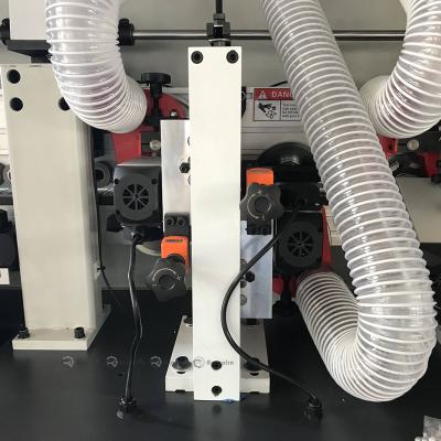 Machine de placage de chants automatique avec arrondissage des coins pour panneaux de 50 mm de largeur