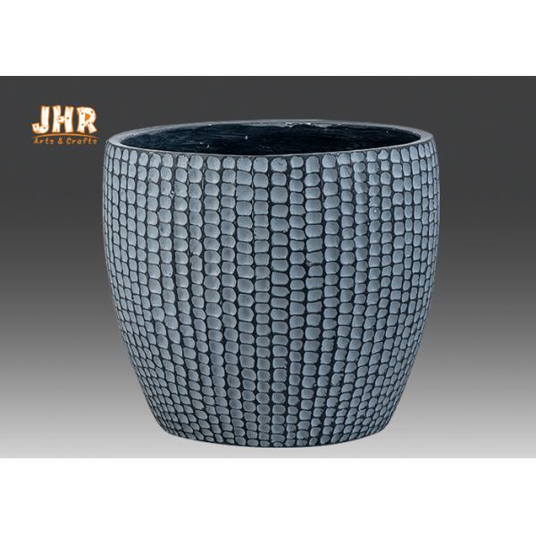 Серые баки завода смолы баков вокруг глиняных горшков плантаторов бака плантаторов на открытом воздухе садовничают цветок бака цветочных горшков