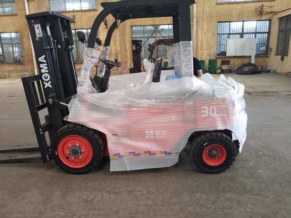 Paper Industrial Diesel Forklift Truck , Powered Pallet Truck High Performance
