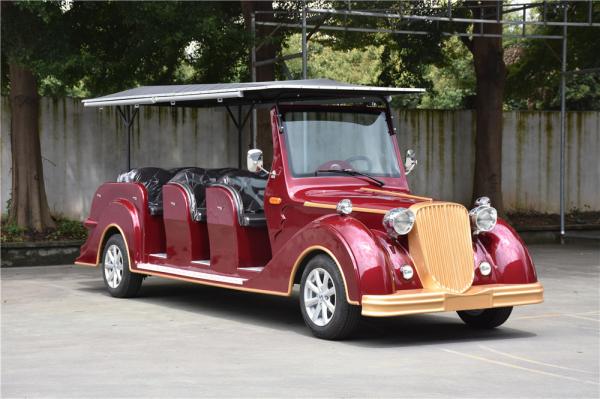 Carros elétricos vermelhos romances do vintage, carrinho de golfe do passageiro do clássico 8 do turista