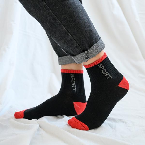 Равнина хлопка людей пятна на открытом воздухе связанная покрасила носки экипажа баскетбола носков белые атлетические