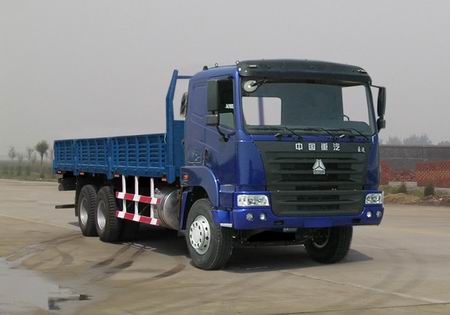 Heavy Commercial Trucks 6 x 4 Driving Heavy Cargo Trucks Loading 50 Ton