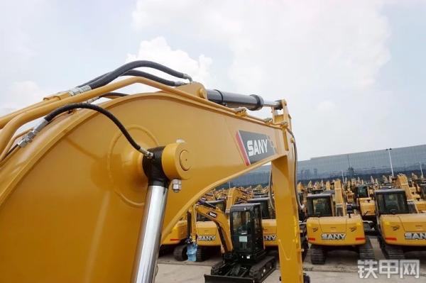 Travaux de construction SY135 Excavateur tuyau en fer pour bras moyen et tuyau de retour du pétrole