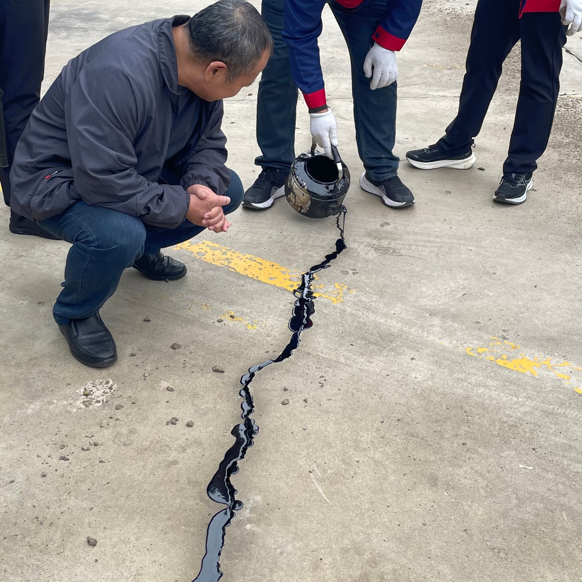 Dual Use Road Crack Asphalt Joint Sealant For Asphalt & Cement Concrete Strong Adhesion