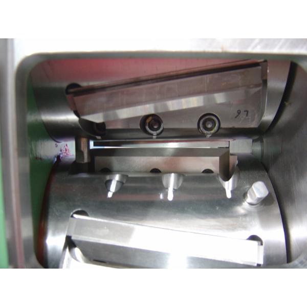 Свертывает спиралью стальной нож прерывающих пластинок утиля