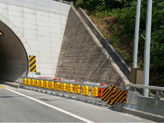 Traffic Safety Eva Buckets Rolling Anti Crash Guardrail Road Roller Barrier