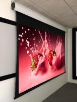 O teto Recessed a tela de projeção motorizada tensionada aba com branco flexível de Hd