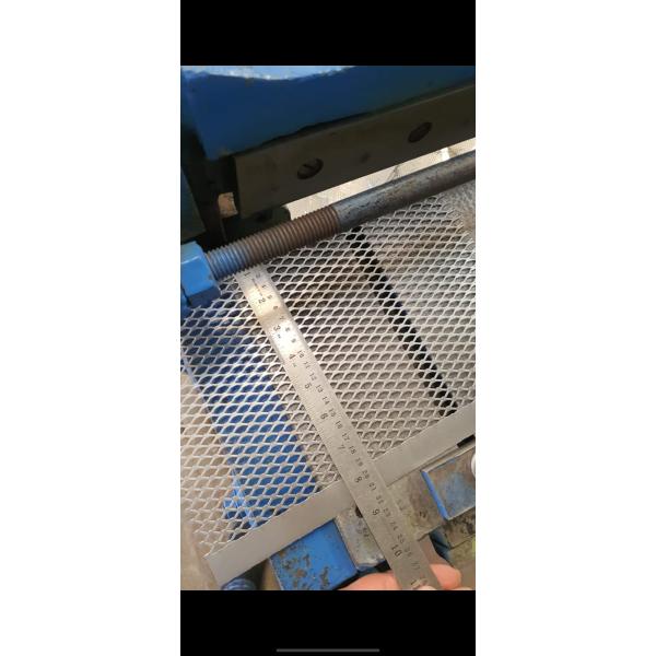 1.15mm-1.2mm épaisseur filet métallique perforé bande métallique perforée pour la fabrication de cages