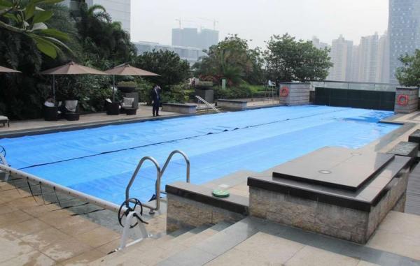 Bubble Type IP68  4mm Manual Swimming Pool Cover With Roller
