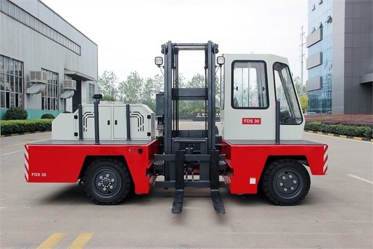 3 Ton Diesel Side Lift Fork Truck With Subtler Control Through A New Hydraulic System
